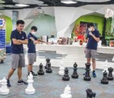 student-play-cheess-1