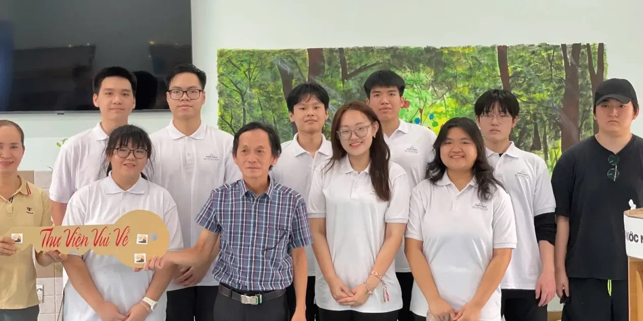 Van Anh (front row, second from the right) and the Libraries of Joy team