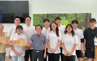 Van Anh (front row, second from the right) and the Libraries of Joy team