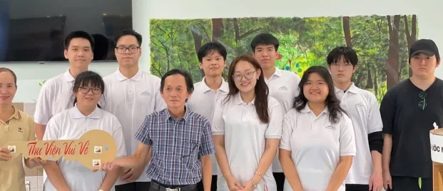 1a9682_2d7970bfe3e144c095c460dd87c27ea7~mv2 Van Anh (front row, second from the right) and the Libraries of Joy team