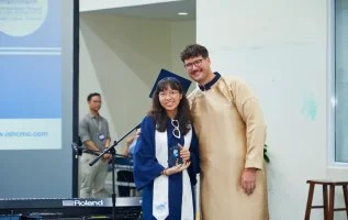 Hien receiving The Balanced Learner at Learner Profile Awards 2025.