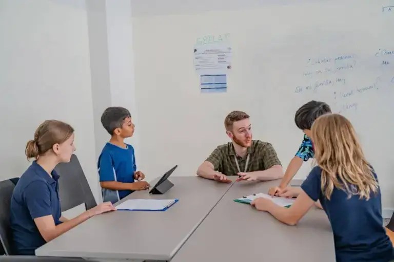 Hợp Tác và Giải Quyết Xung Đột