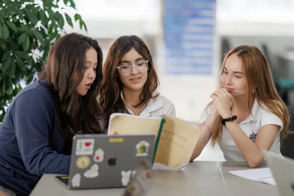 Bản Chất Khác Biệt Giữa IB và SAT