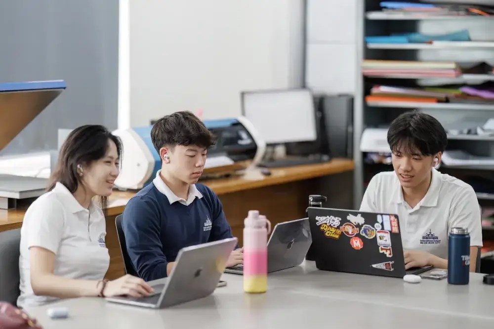 So Sánh Cấu Trúc, Nội Dung & Đánh Giá: IB vs SAT