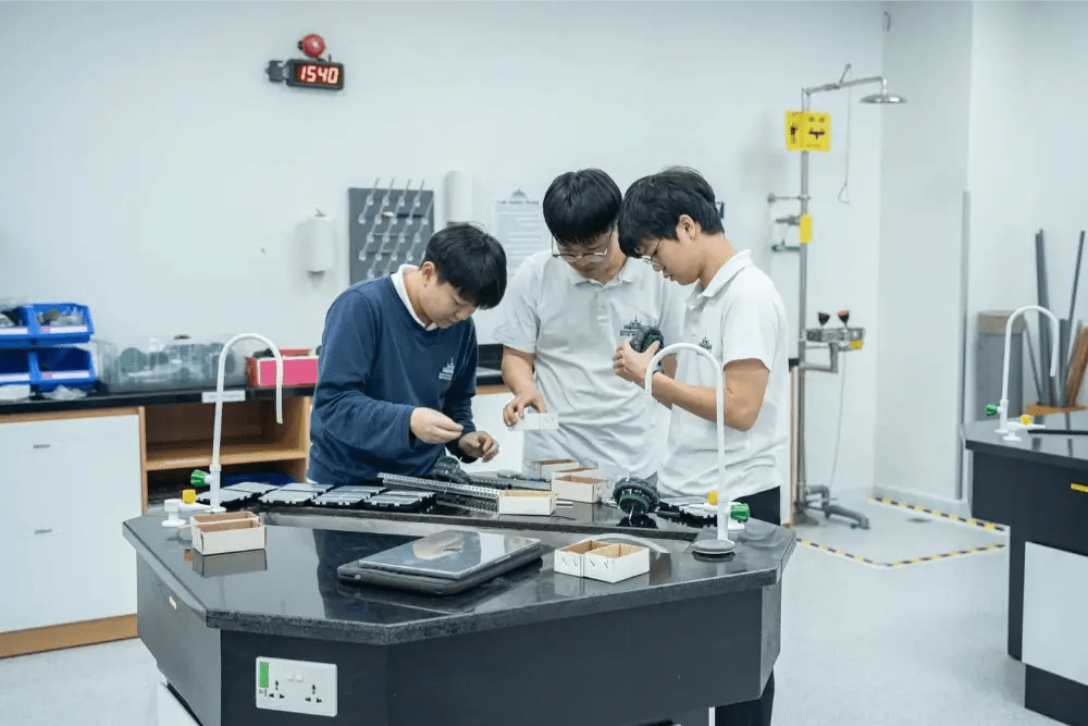 Understanding the IB Physics HL Curriculum: A Parent's Guide